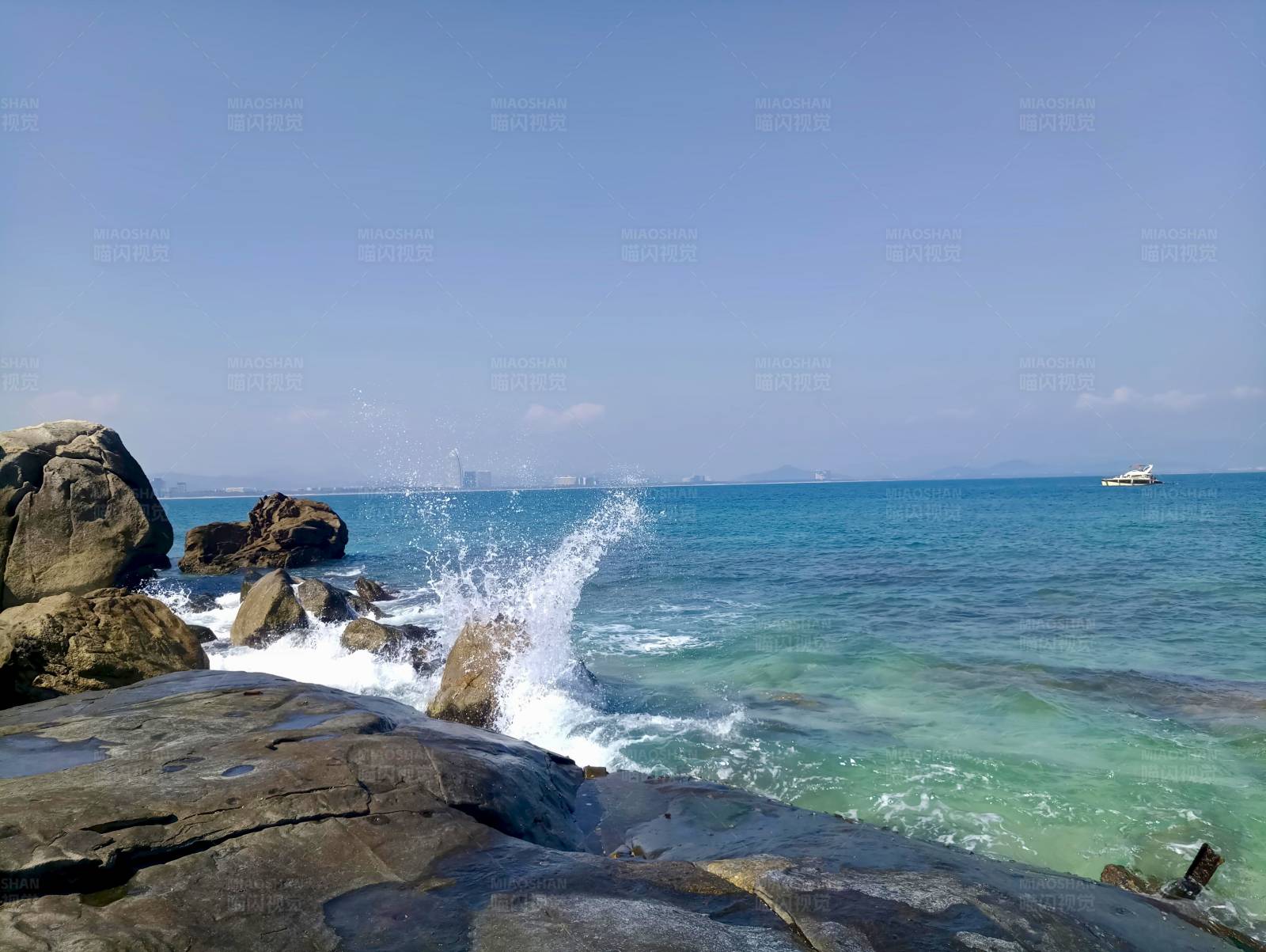 海浪拍打岩石图片