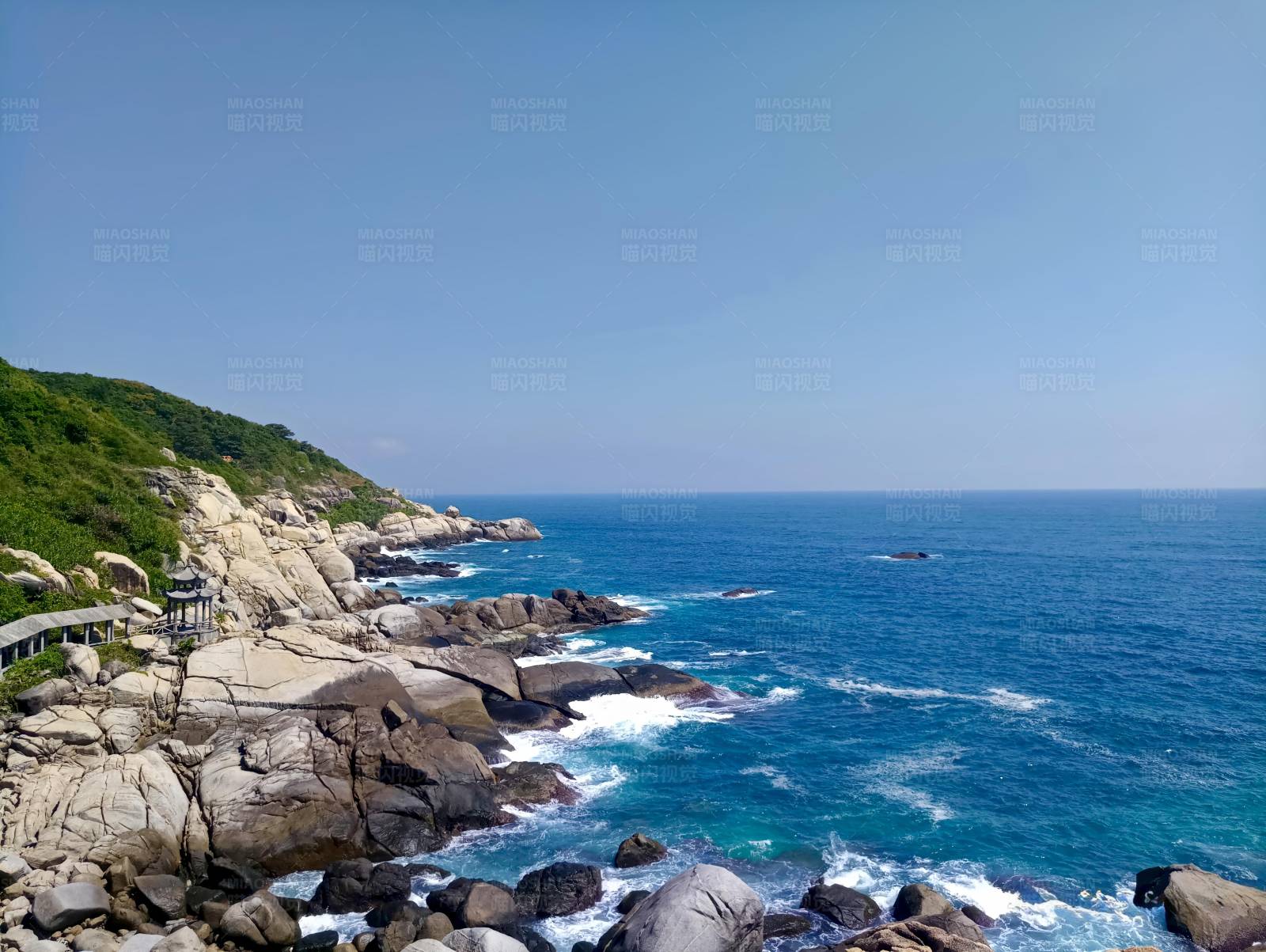 岩石海岸线与蔚蓝大海图片