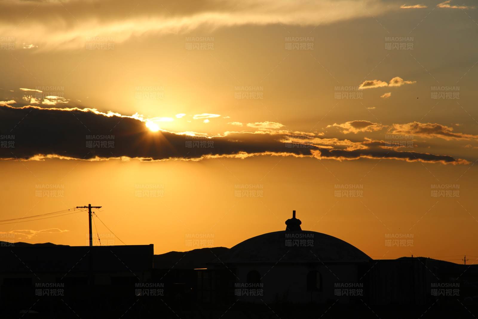 日落时的蒙古包剪影图片