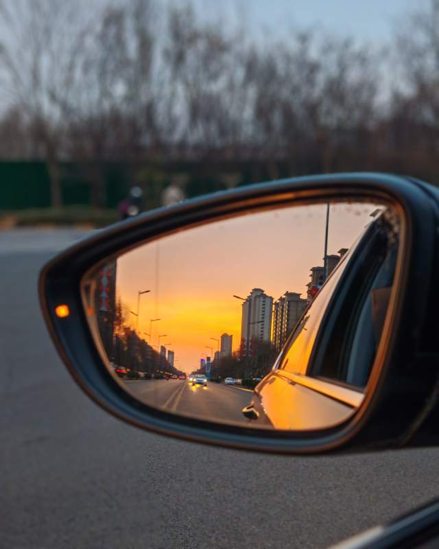 后视镜中的日落图片
