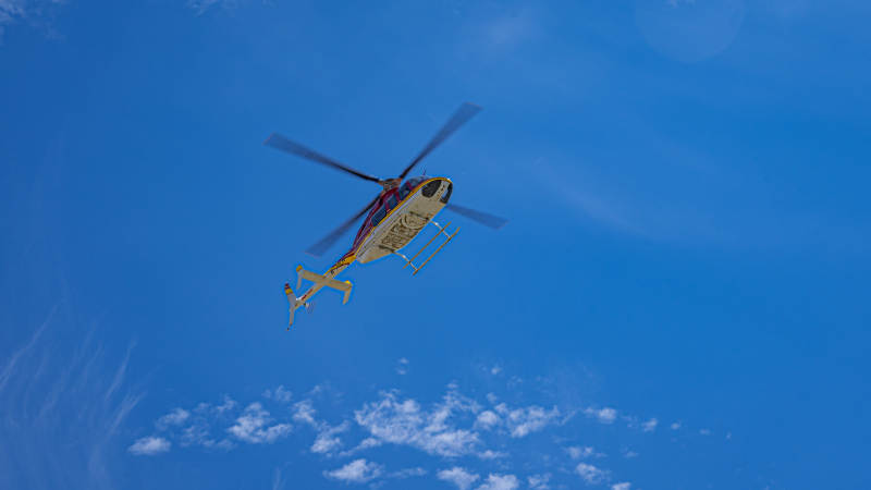 蓝天下的救援直升机图片