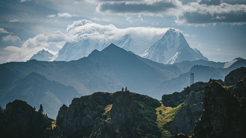 登顶远眺雪山图片