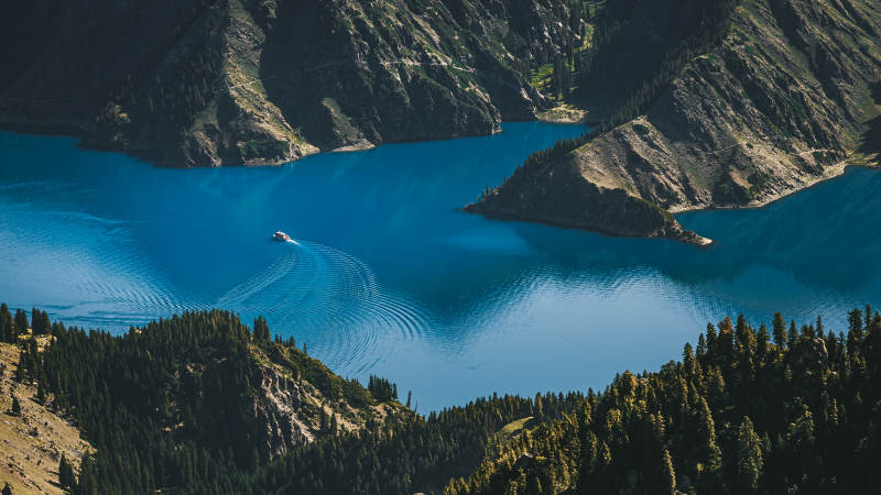 高山湖泊游船图图片