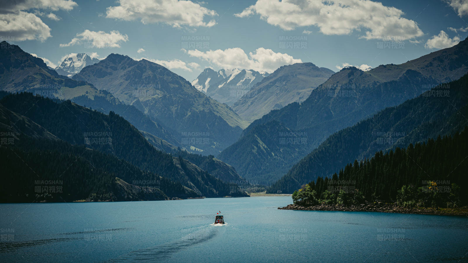 湖光山色 帆影点点图片