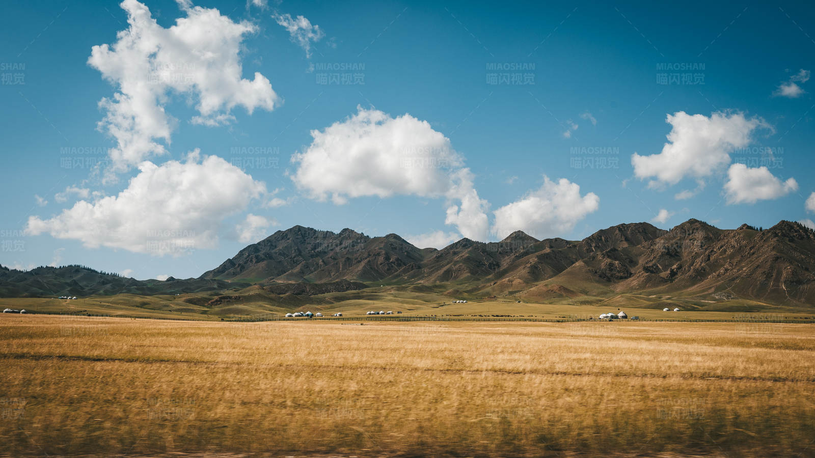 草原山川美景图片
