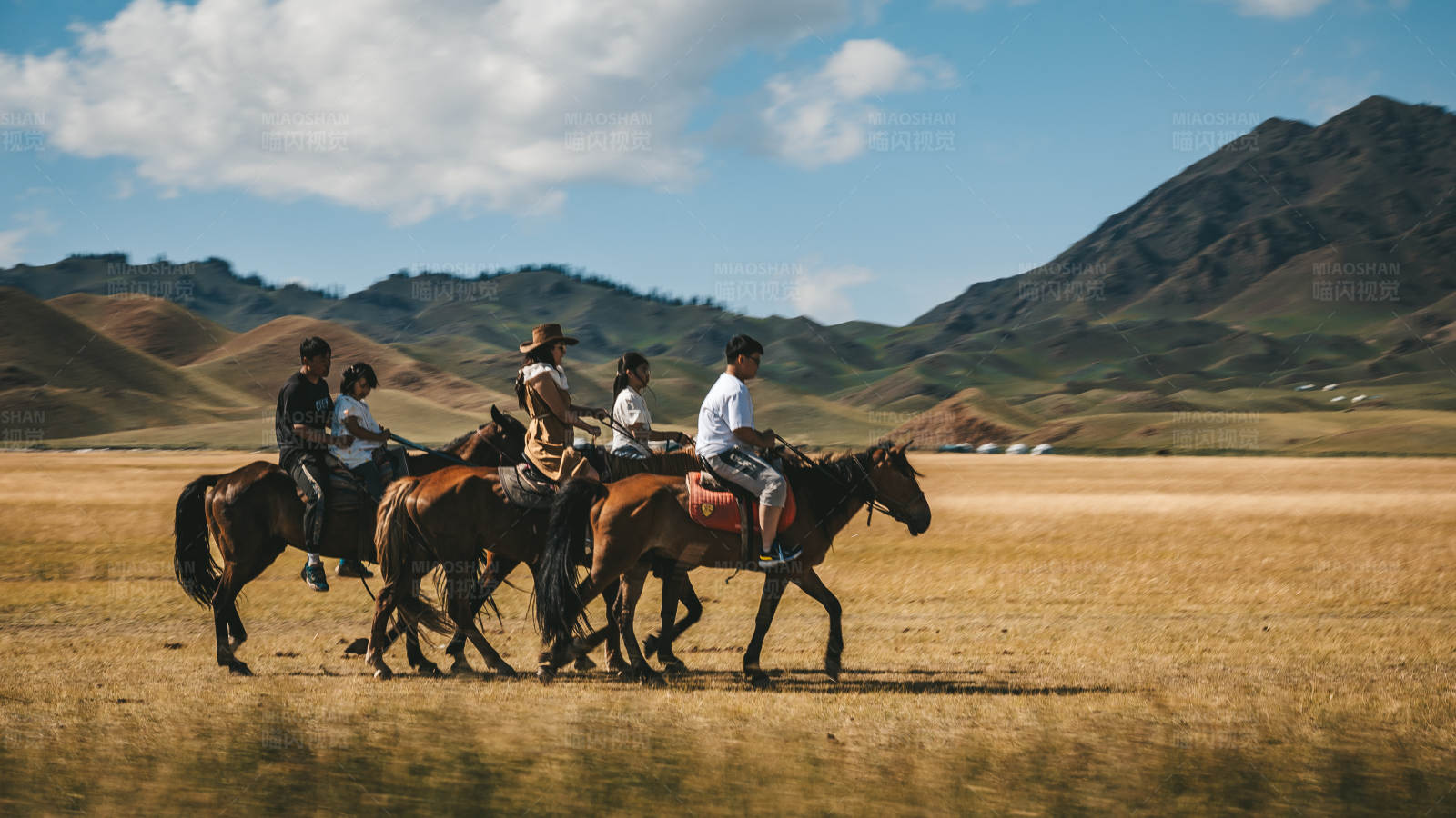 草原骑马行图片