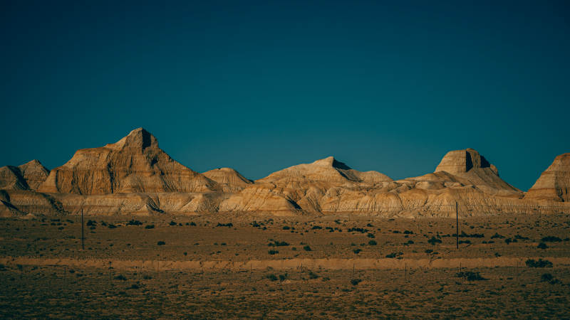沙漠中的岩石景观图片