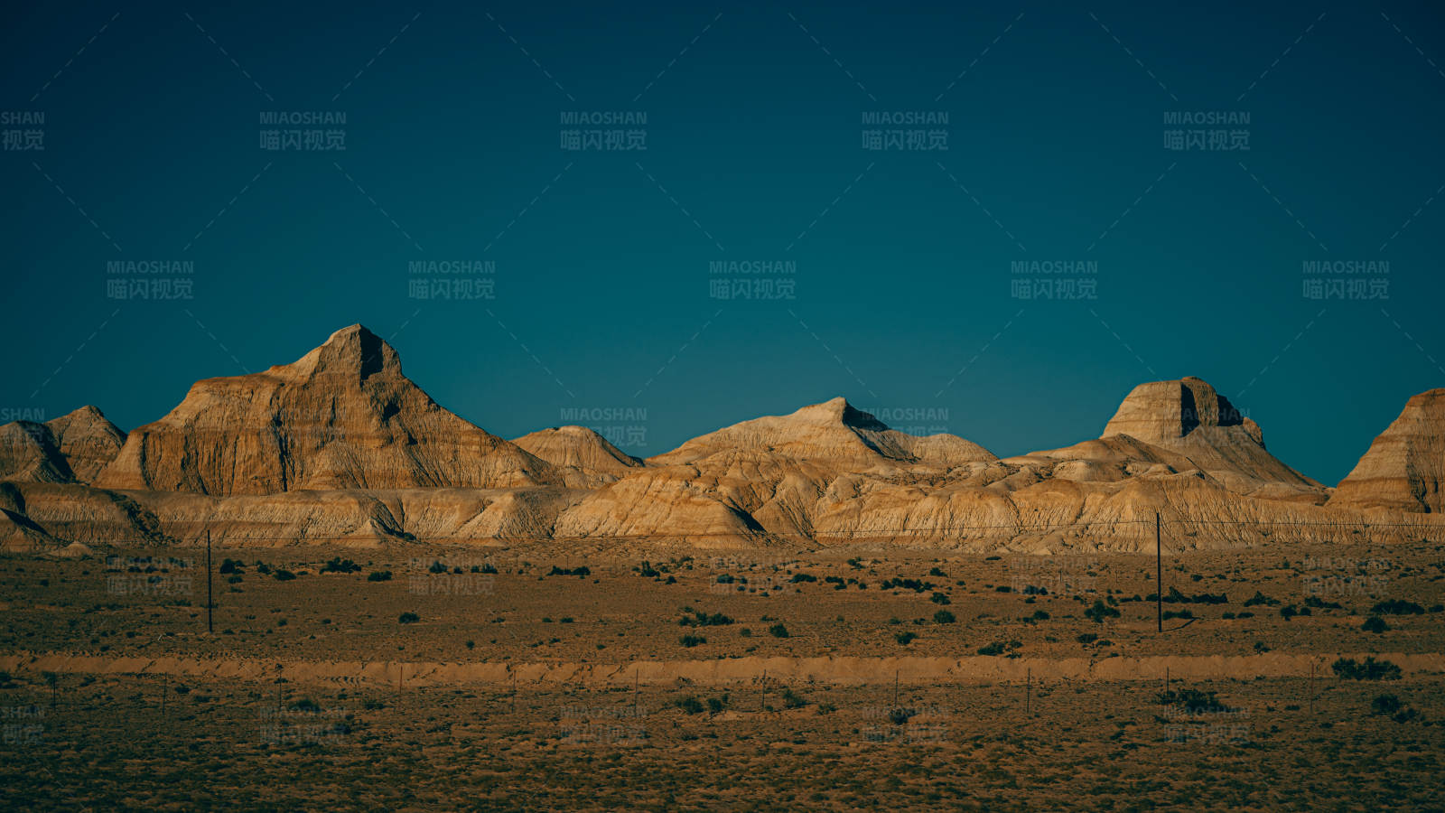 沙漠中的岩石景观图片