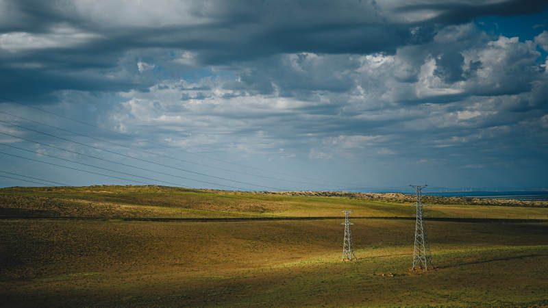 草原上的电力线图片