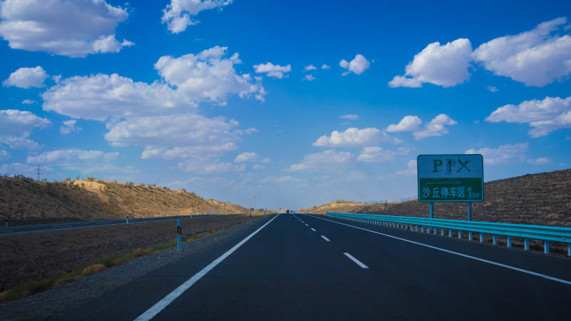 公路的蓝天白云图片