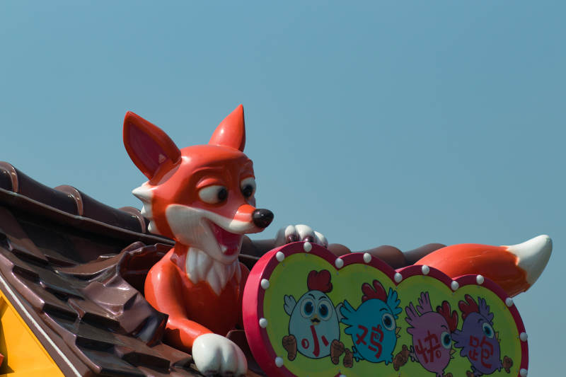 屋顶上的卡通狐狸雕像图片