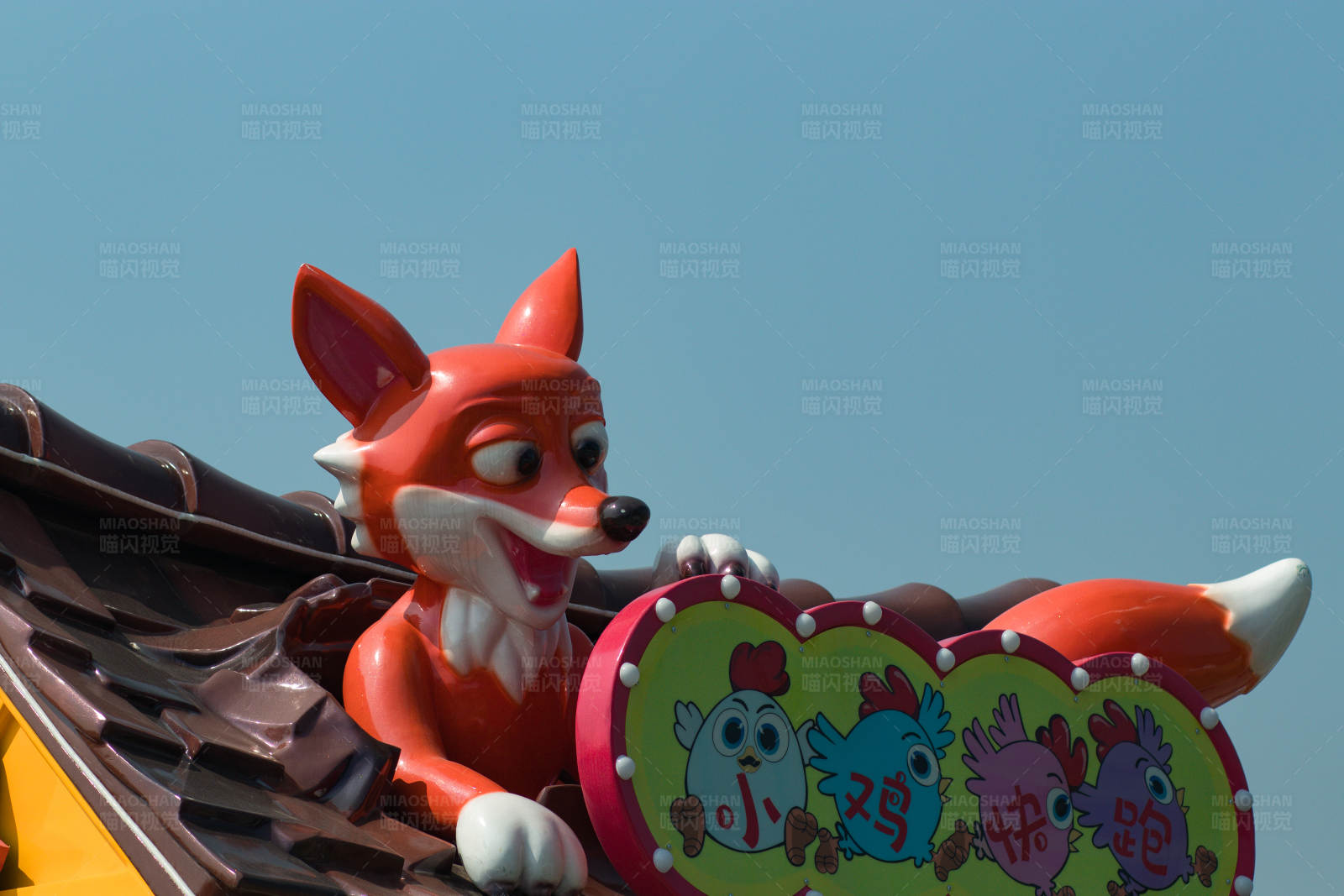 屋顶上的卡通狐狸雕像图片