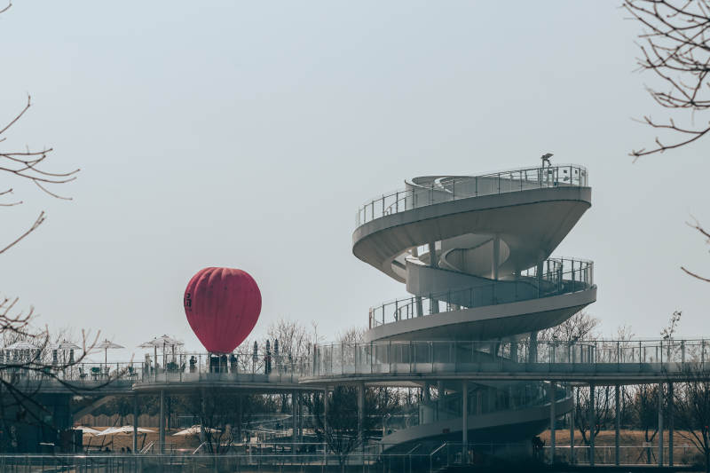 红气球与现代观景塔图片
