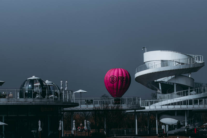 粉色热气球与现代建筑图片