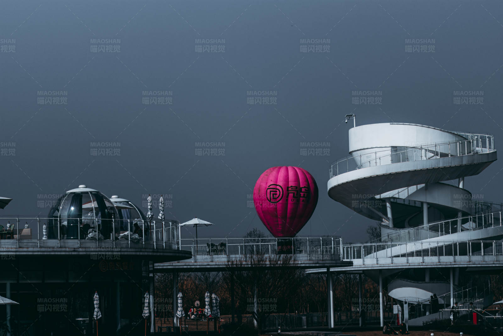 粉色热气球与现代建筑图片