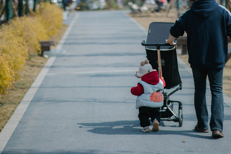 宝宝学步 家长陪伴图片