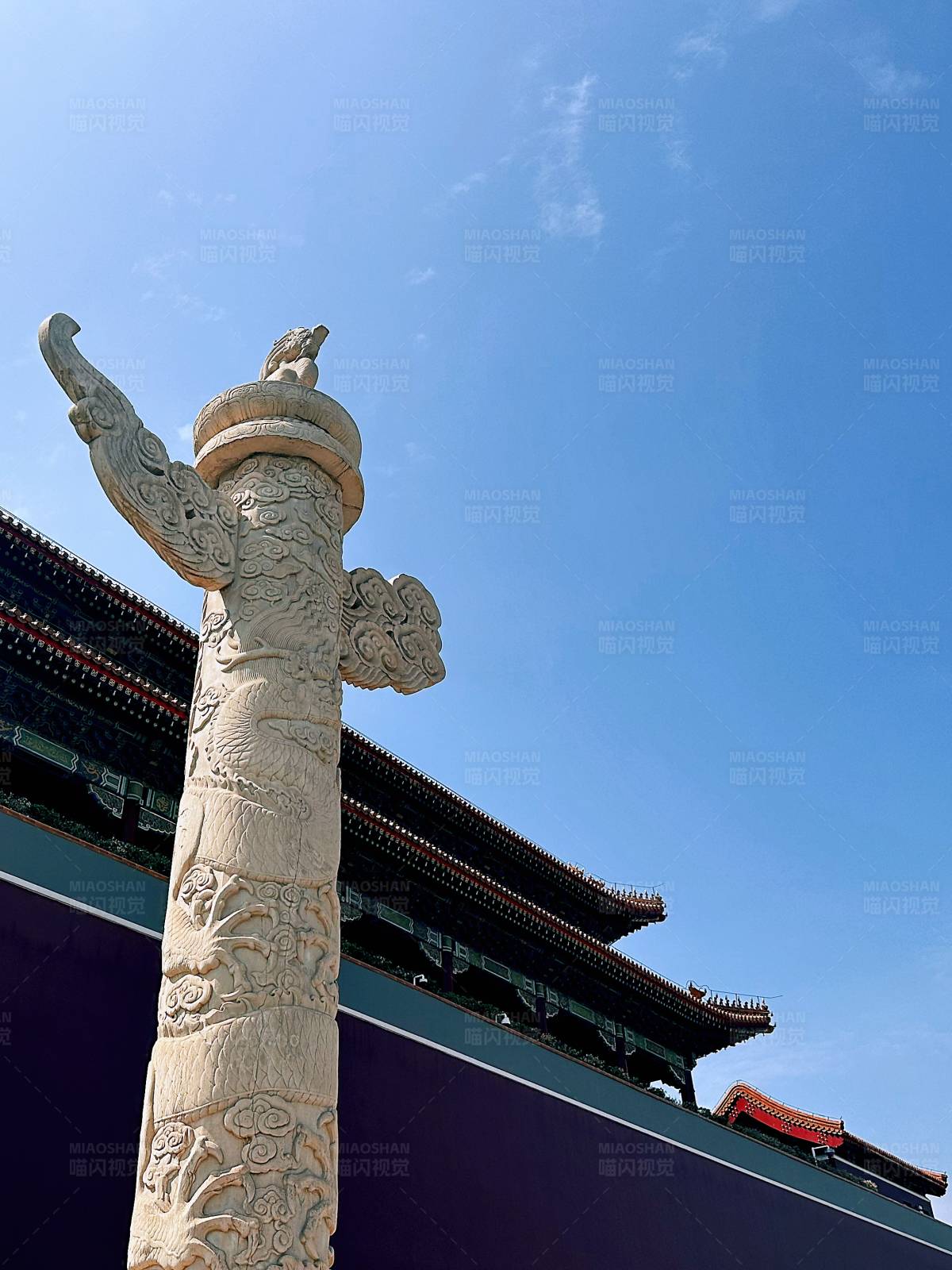 故宫华表与蓝天图片