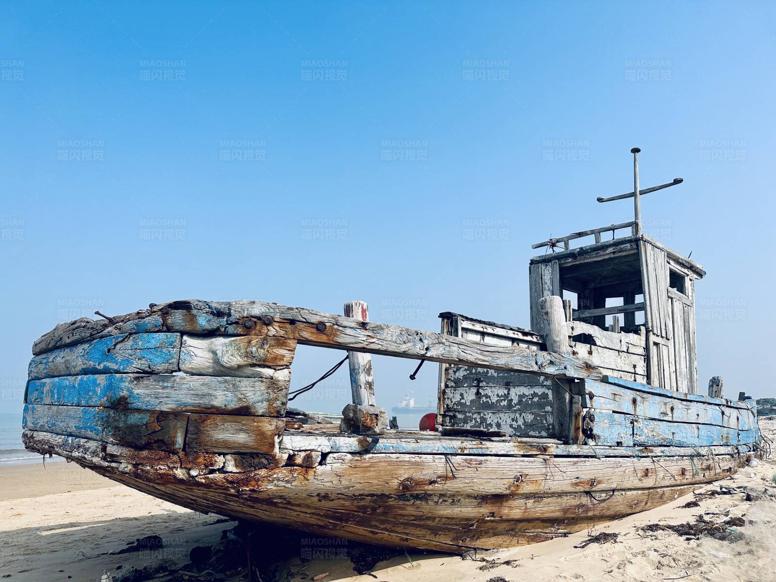 搁浅的旧船图片
