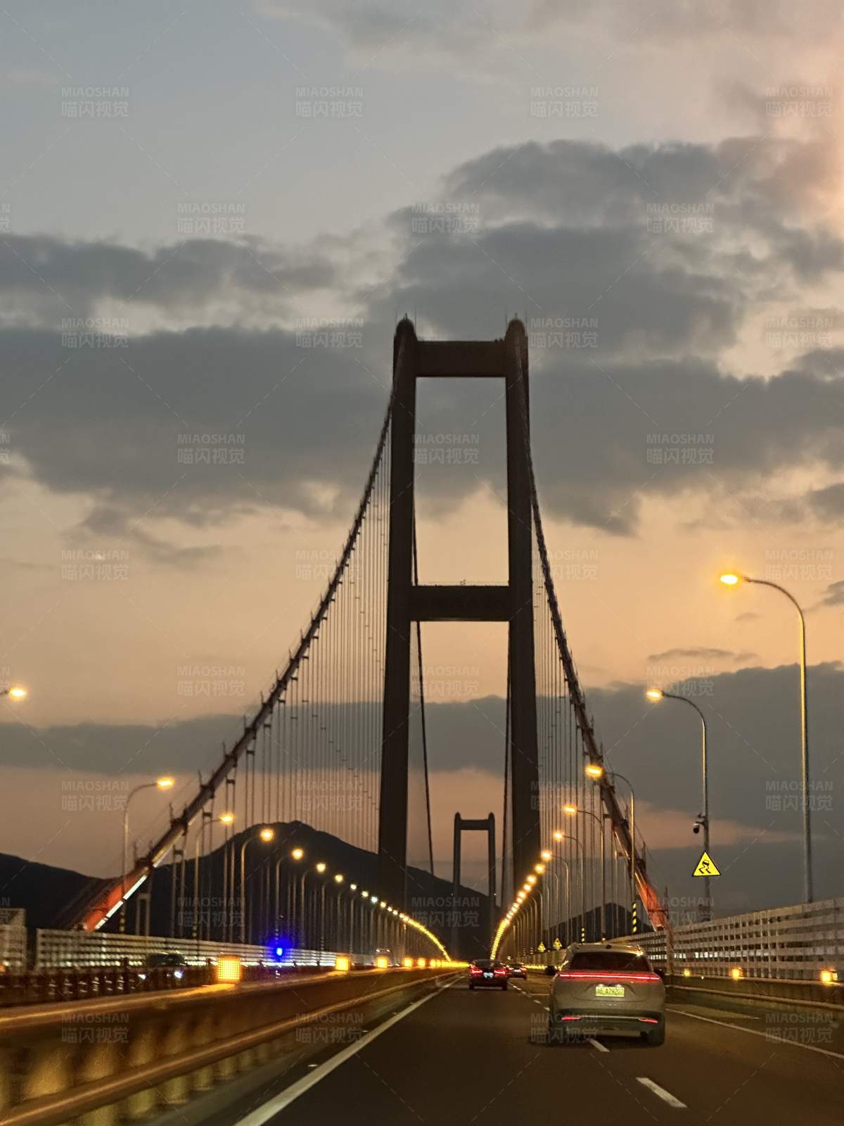 夕阳下的大桥图片