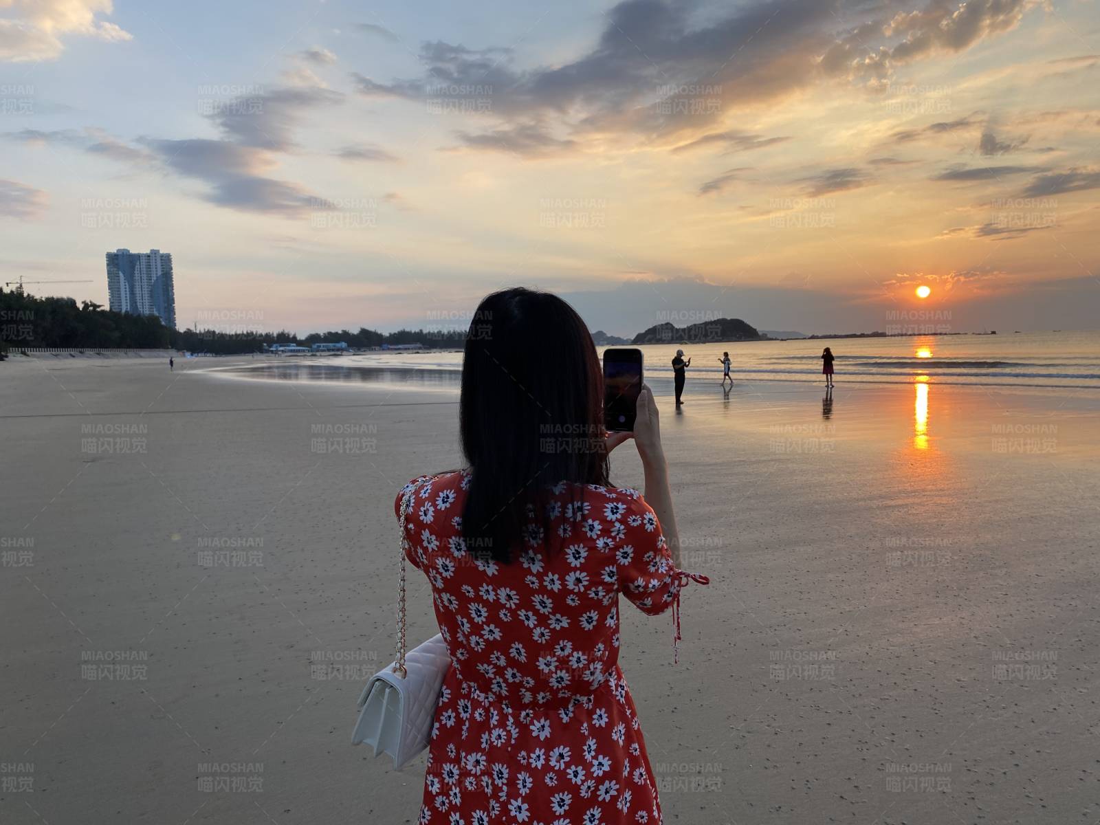 海滩夕阳下的美丽瞬间图片
