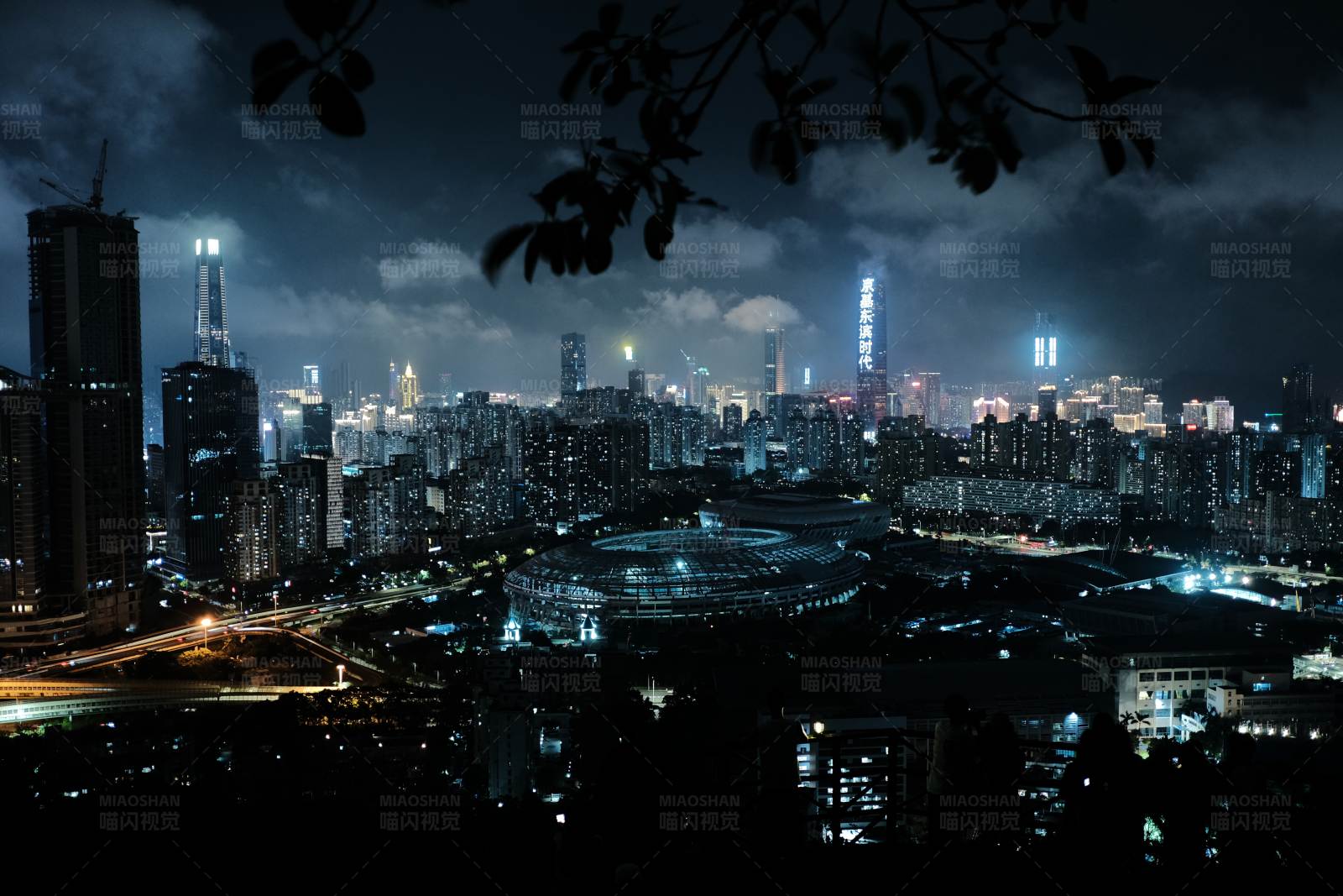 夜幕下的城市天际线-深圳笔架山图片