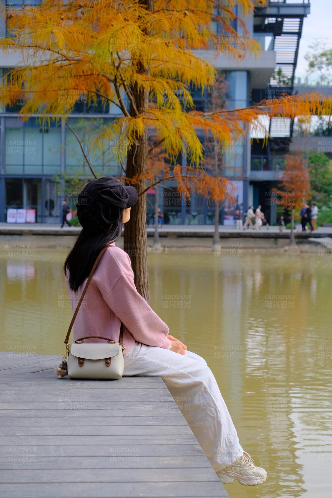 秋日湖畔静思图片