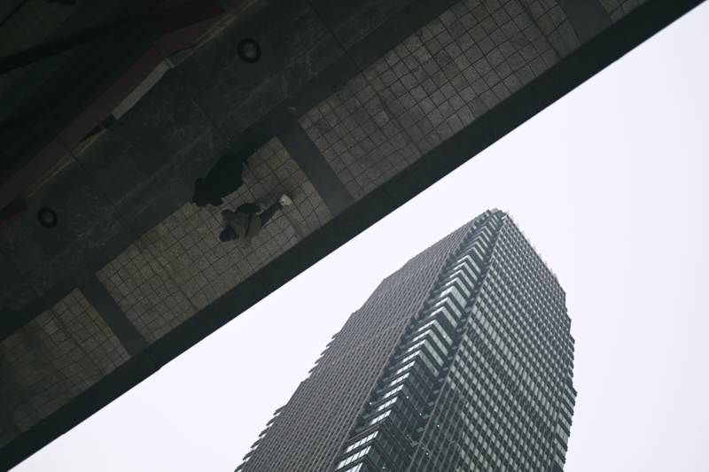 倒影中的摩天大楼图片