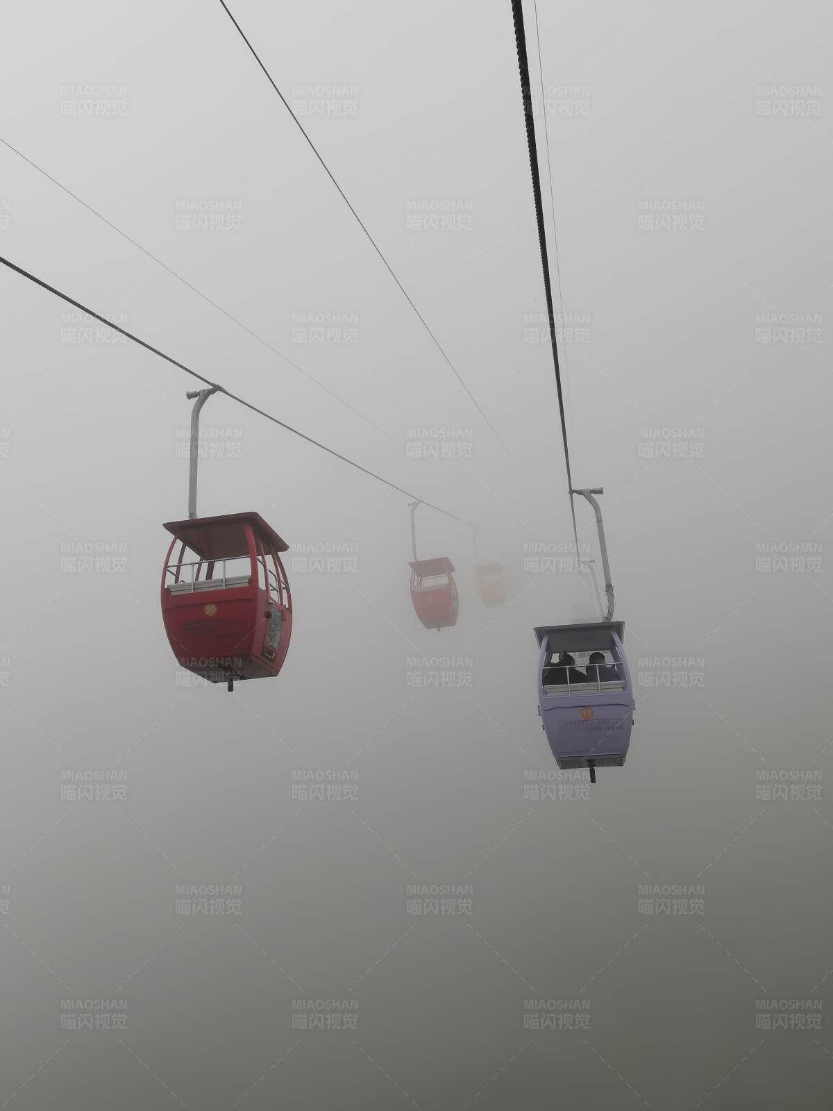 雾中缆车图片