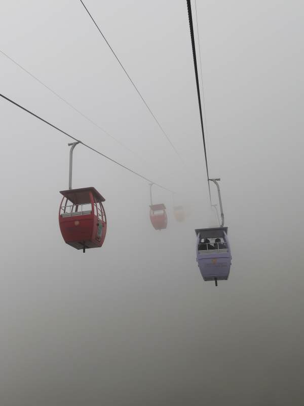 雾中缆车图片