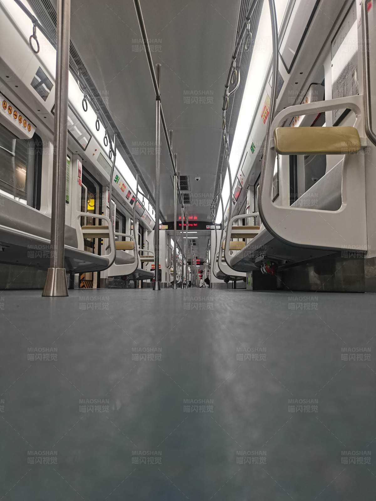 地铁车厢的宁静时刻图片
