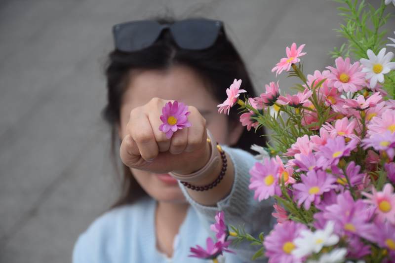 手捧鲜花的瞬间图片