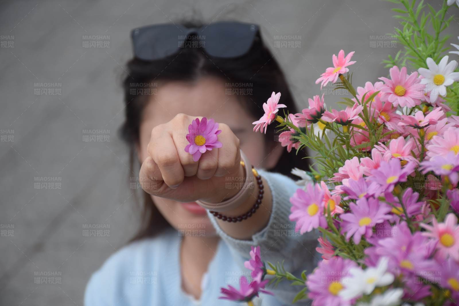 手捧鲜花的瞬间图片