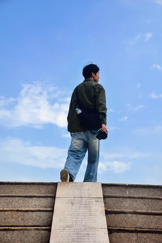 眺望远方的少年图片