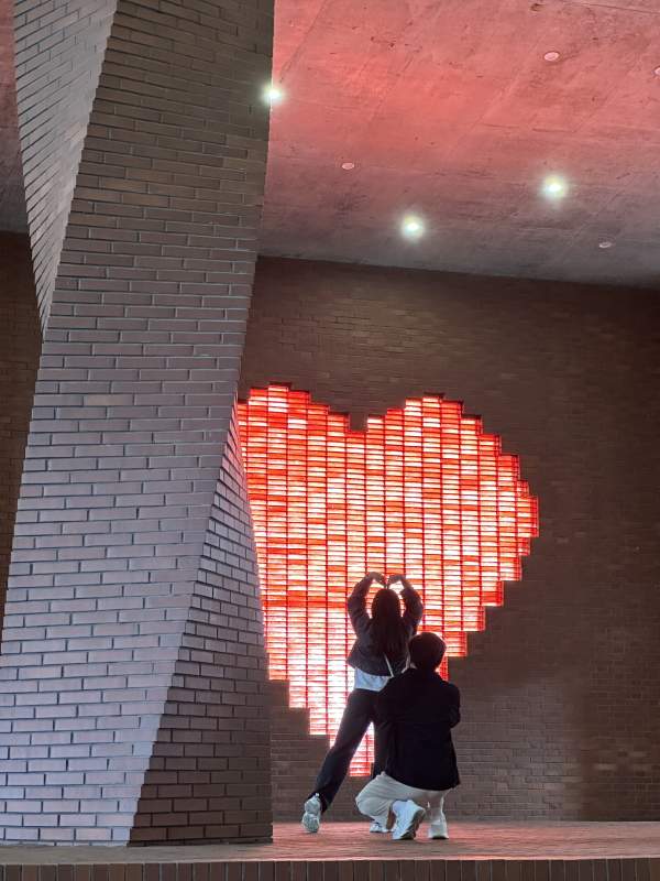 心形灯光下的浪漫瞬间图片