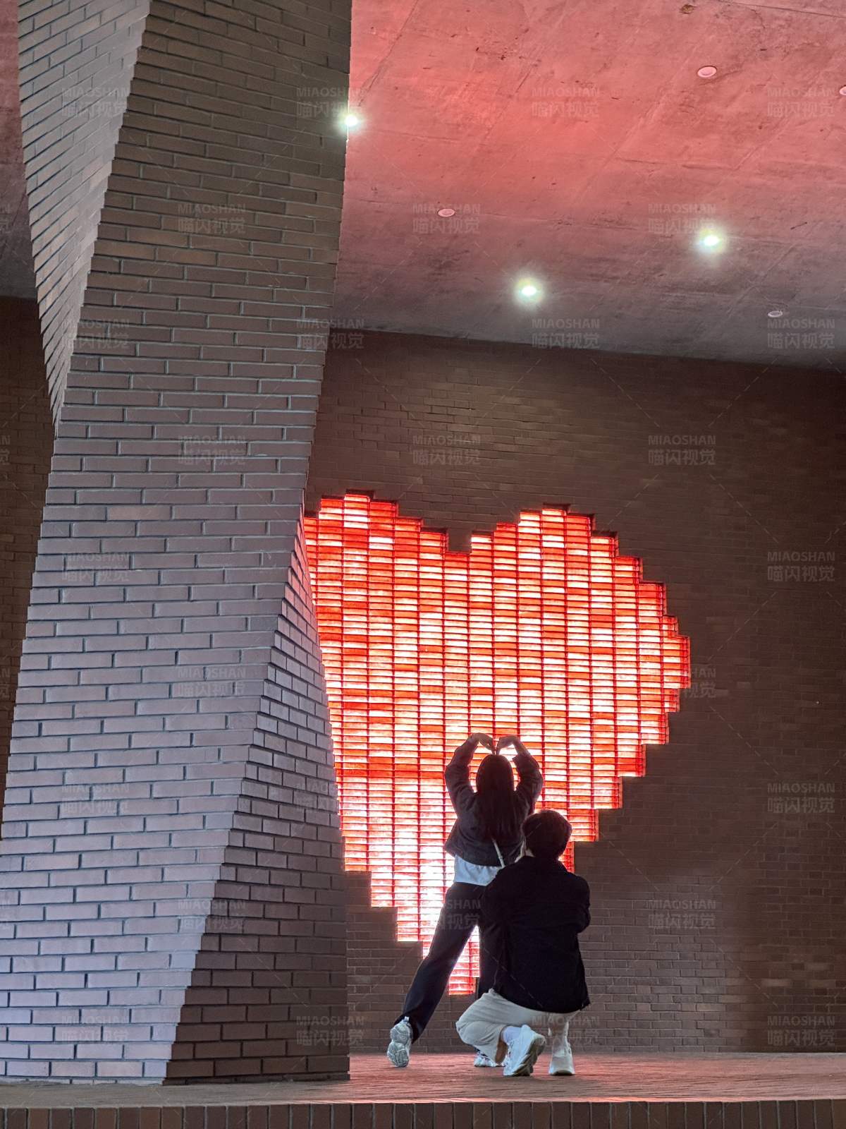 心形灯光下的浪漫瞬间图片