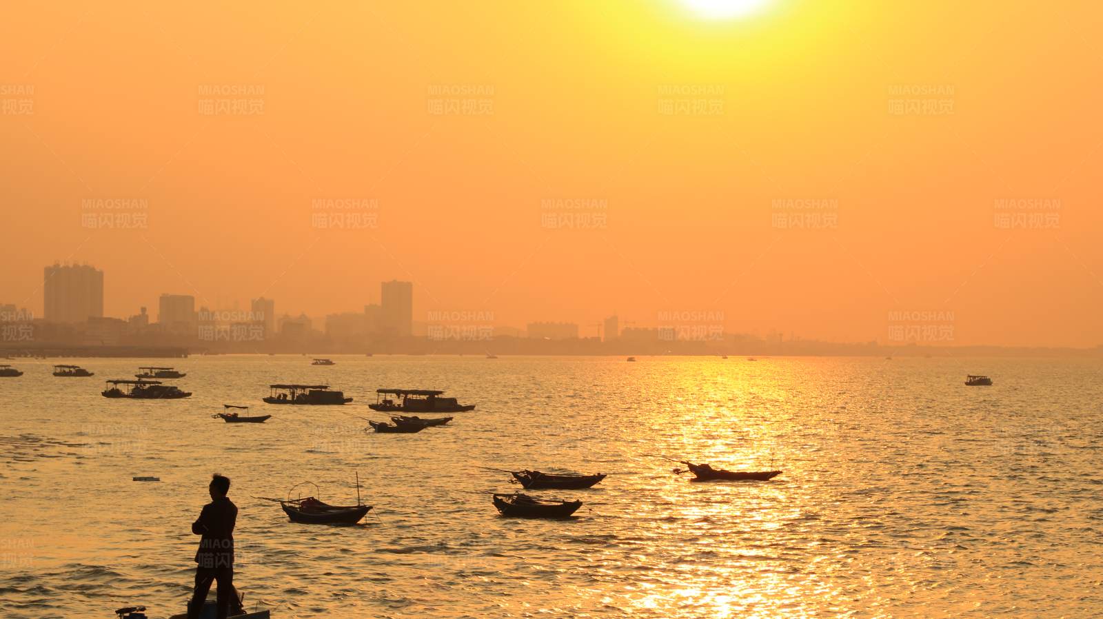 夕阳下的海上渔船图片