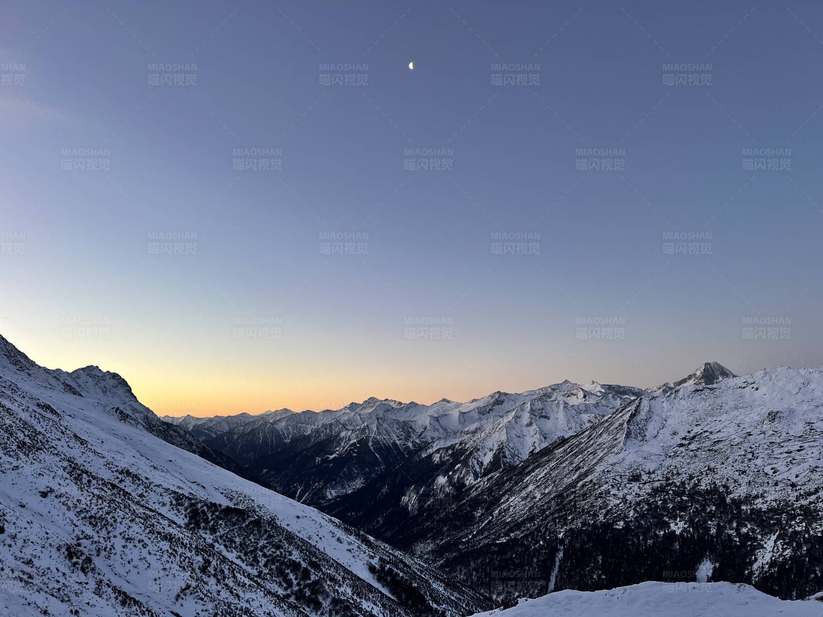 雪峰上的黄昏月亮图片