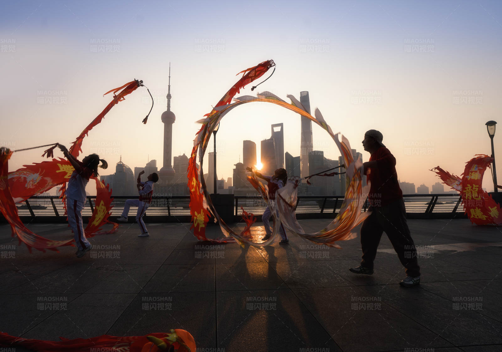 晨曦中的舞者图片