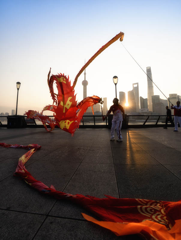 外滩晨练舞龙图片