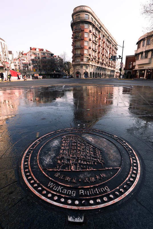 武康大楼雨后街景图片