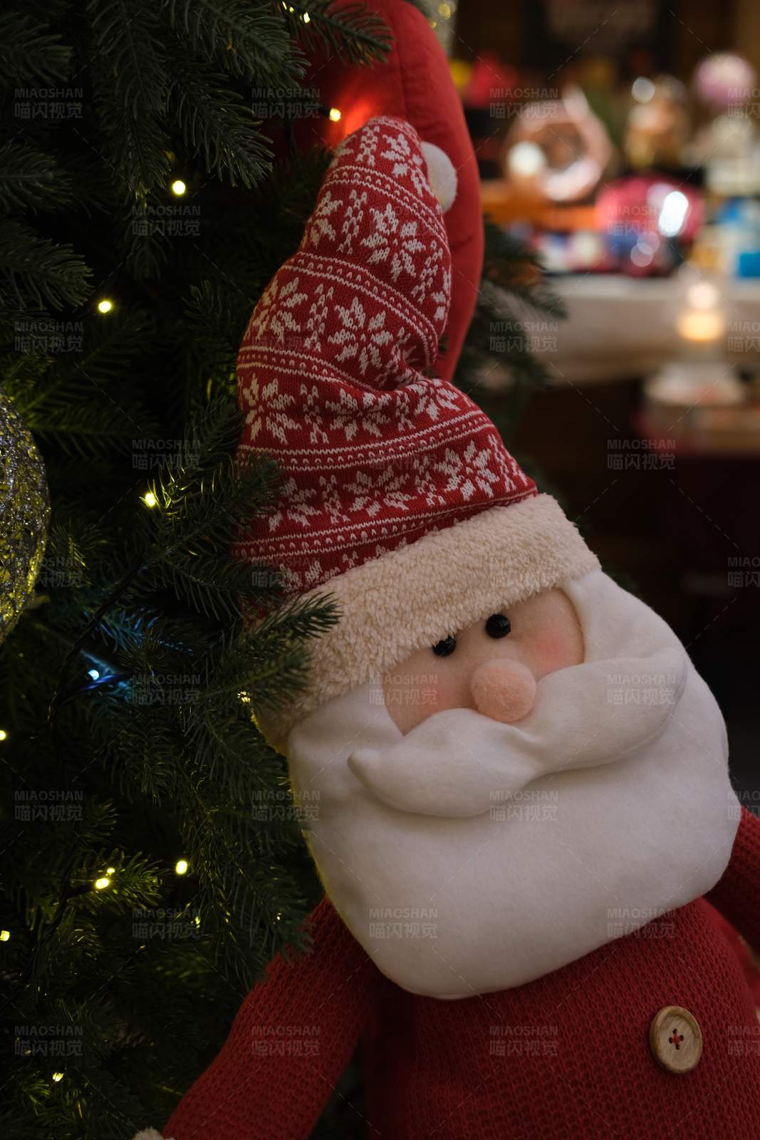 圣诞树旁的圣诞老人图片