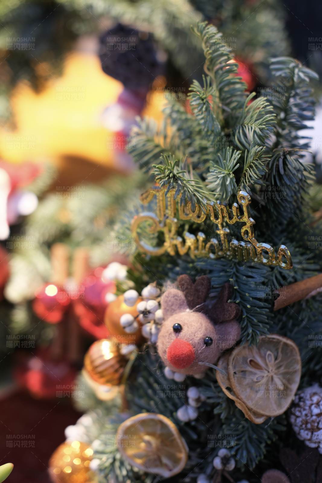 圣诞树上的驯鹿装饰图片