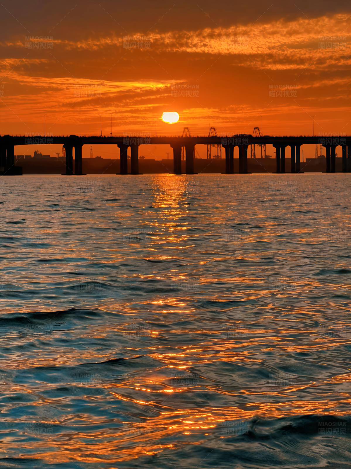 夕阳下的海桥剪影图片