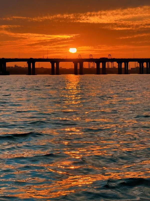 夕阳下的海桥剪影图片