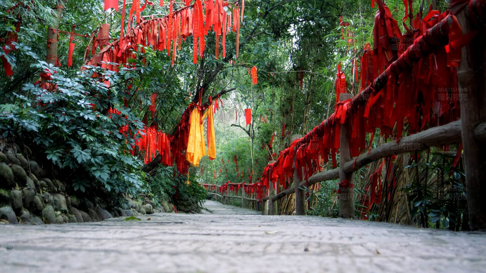 红绸带祈福路图片