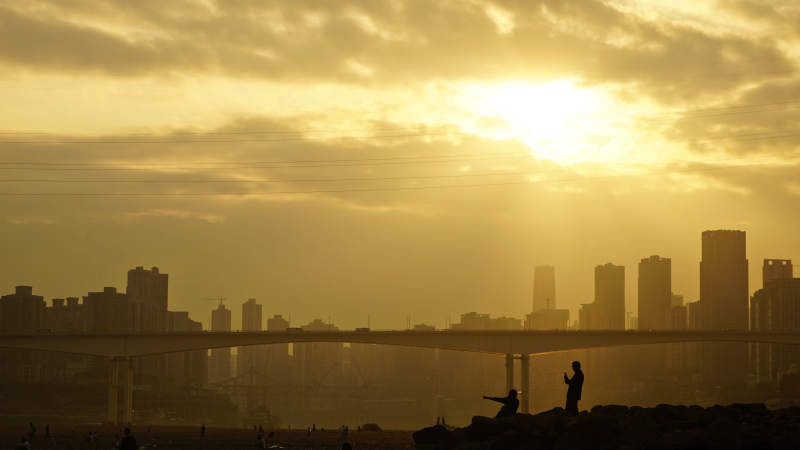 夕阳下的城市剪影图片