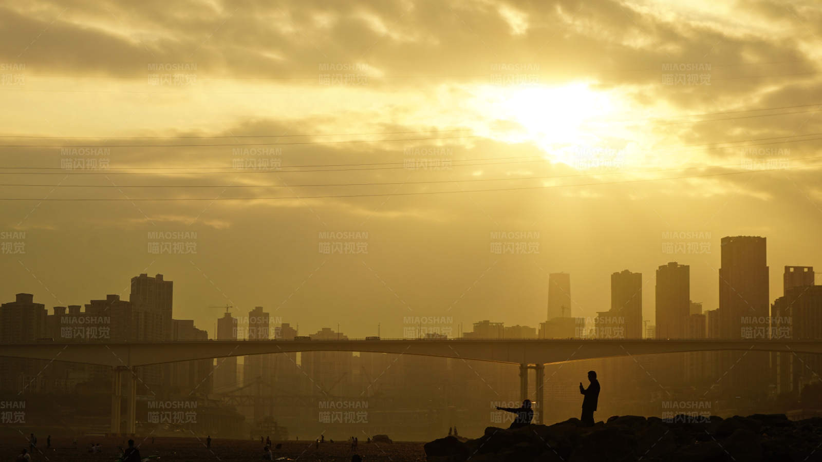 夕阳下的城市剪影图片
