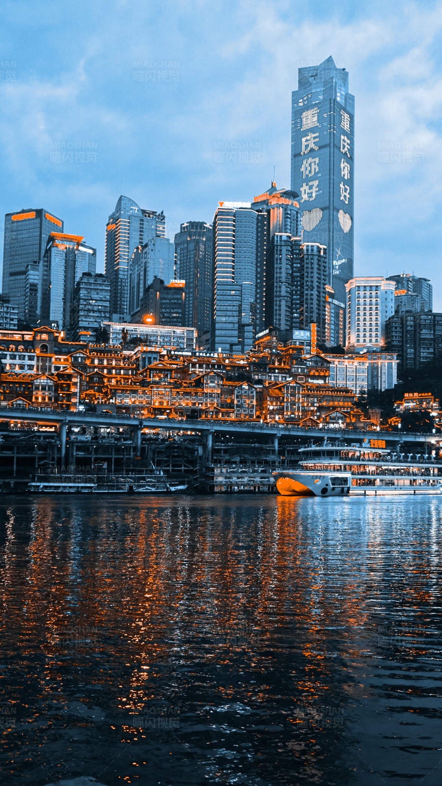 山城夜景 江畔繁华图片