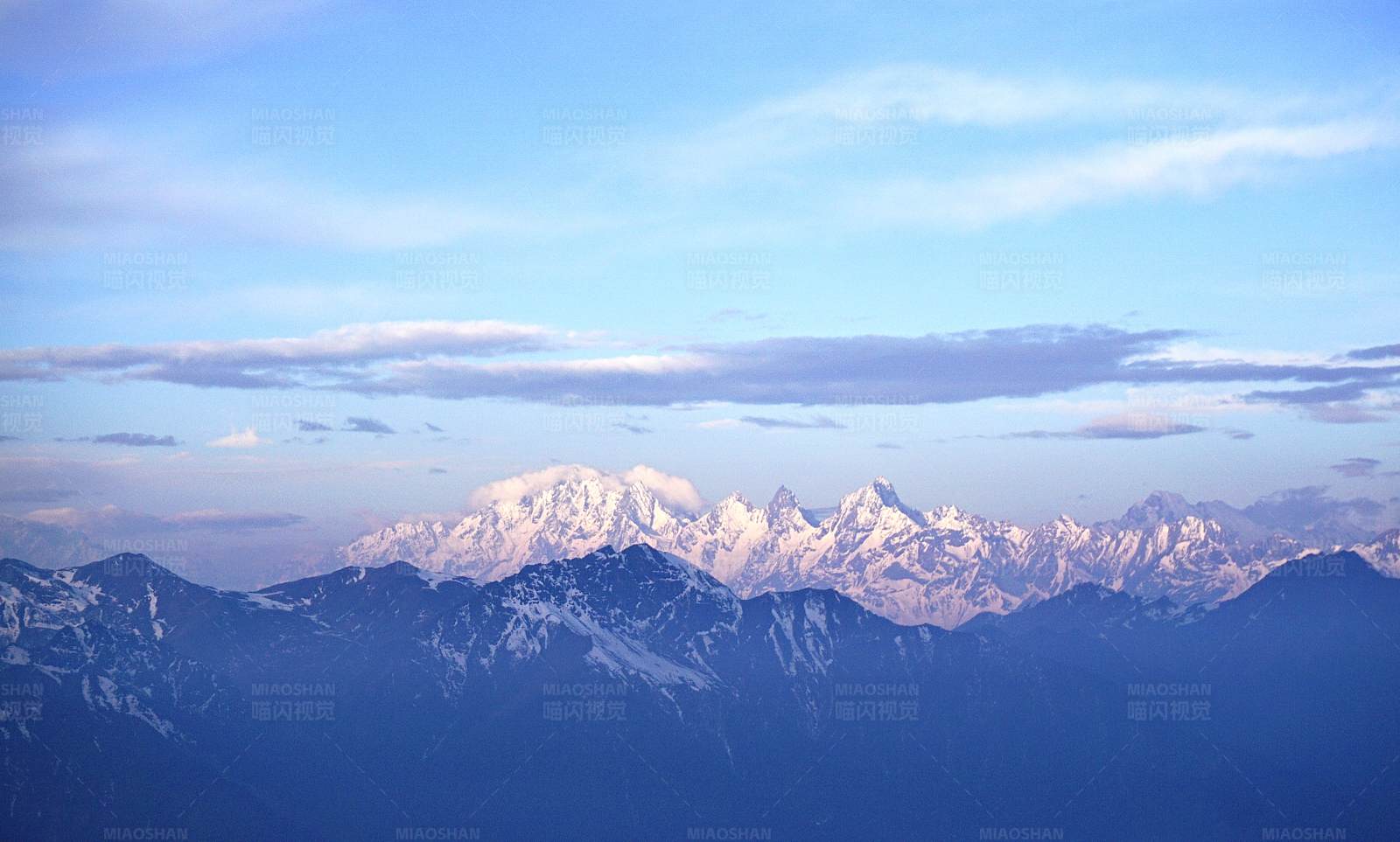 雪峰连绵 云雾缭绕图片