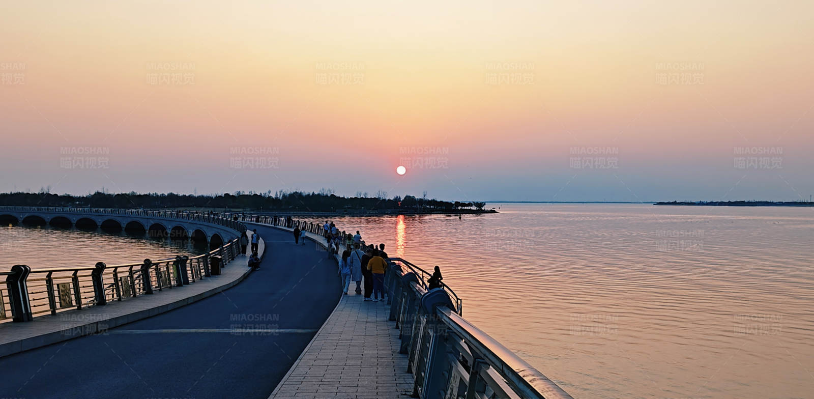 夕阳下的湖畔漫步图片